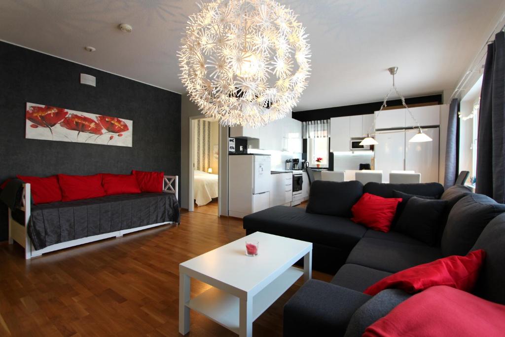 een woonkamer met een bank en een tafel bij Santalux Apartment 2 in Rovaniemi