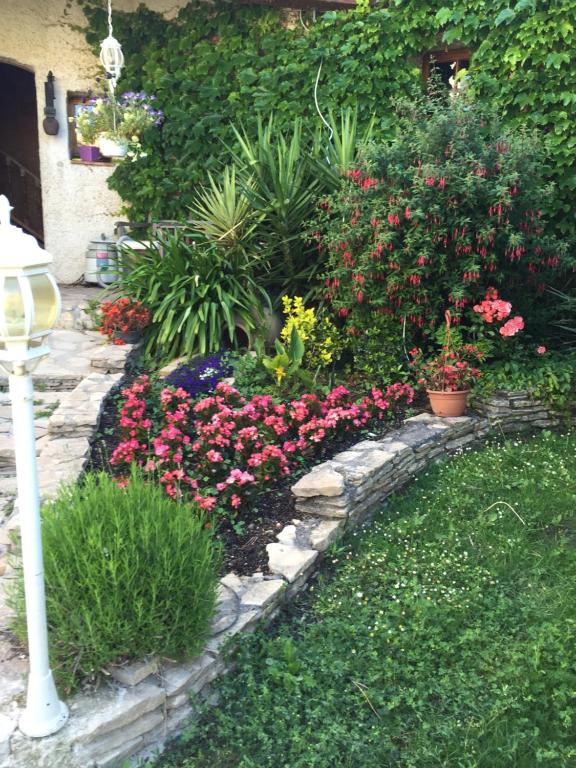 einen Garten mit Blumen und Pflanzen im Hof in der Unterkunft Chez Marydidou : Chambres d'hôtes in Istres
