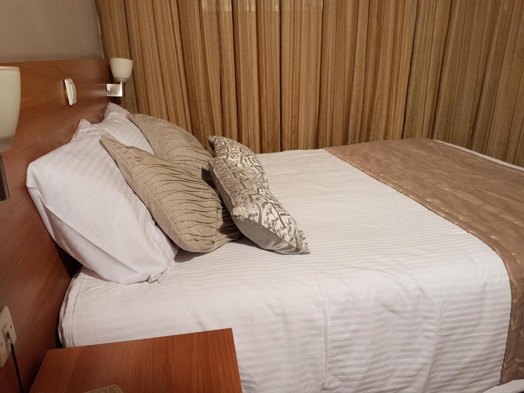 Postel nebo postele na pokoji v ubytování Glaros Hotel