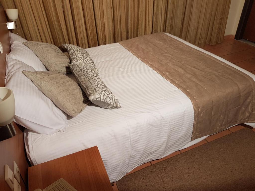 Postel nebo postele na pokoji v ubytování Glaros Hotel