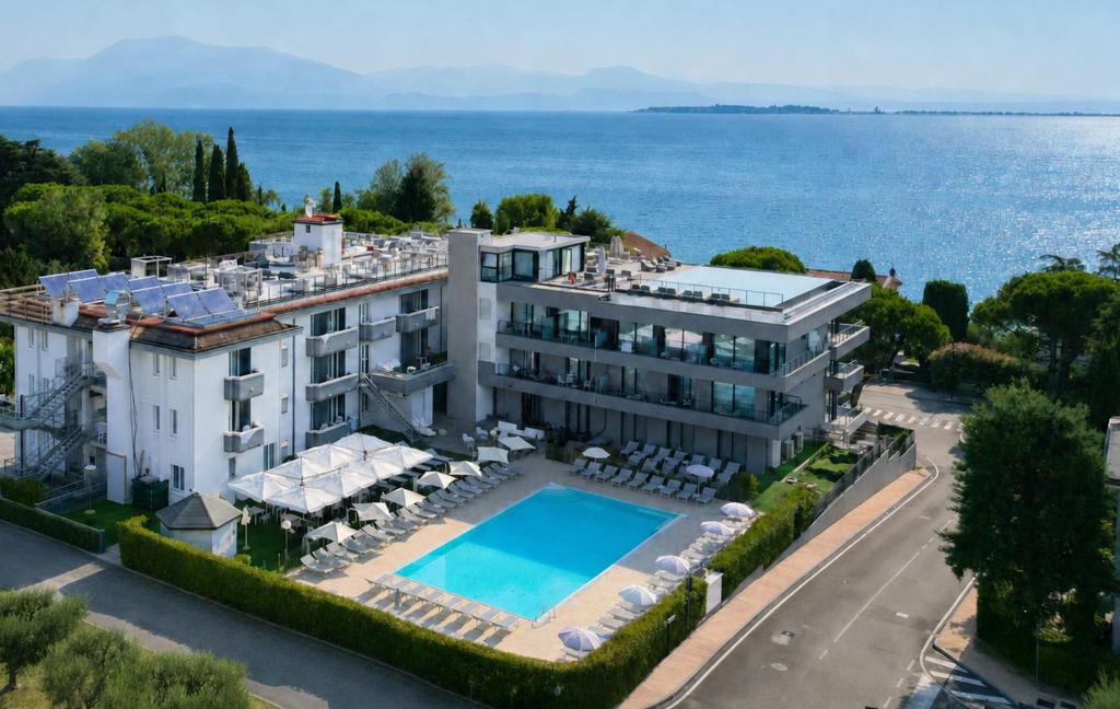 Luftaufnahme eines Hauses mit Swimmingpool in der Unterkunft Hotel Oliveto in Desenzano del Garda