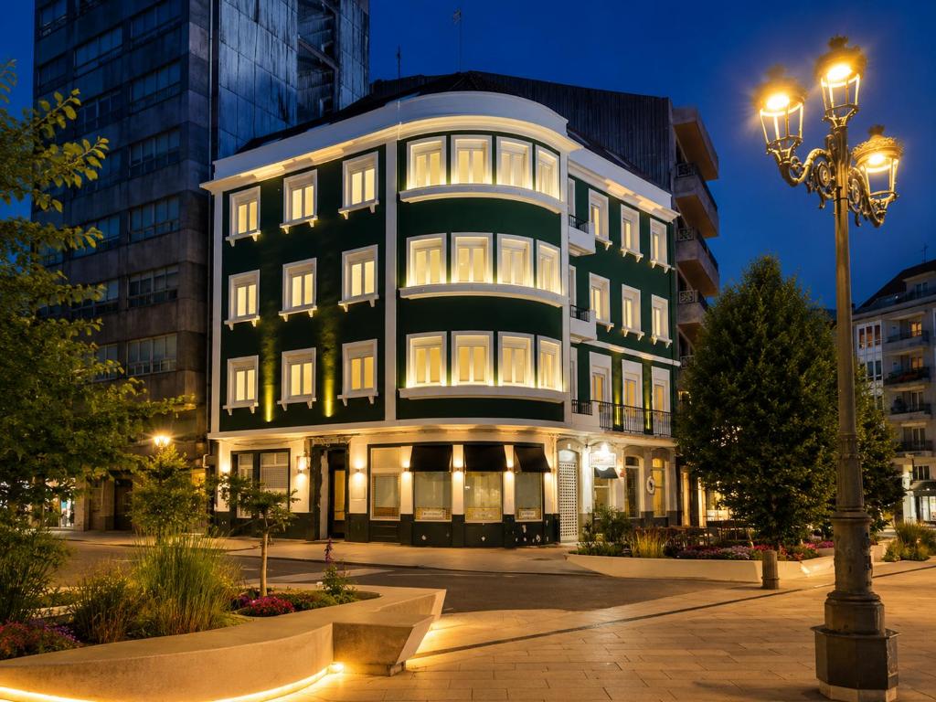 a tall building with a light pole in front of it at YBH Villa Valentina - Apartamentos Turísticos in Vilagarcia de Arousa