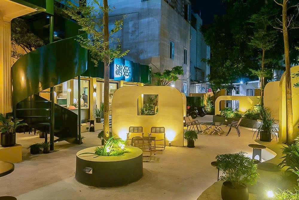 a courtyard with plants and a building at night at Tuệ Tĩnh Hotel in Hải Dương