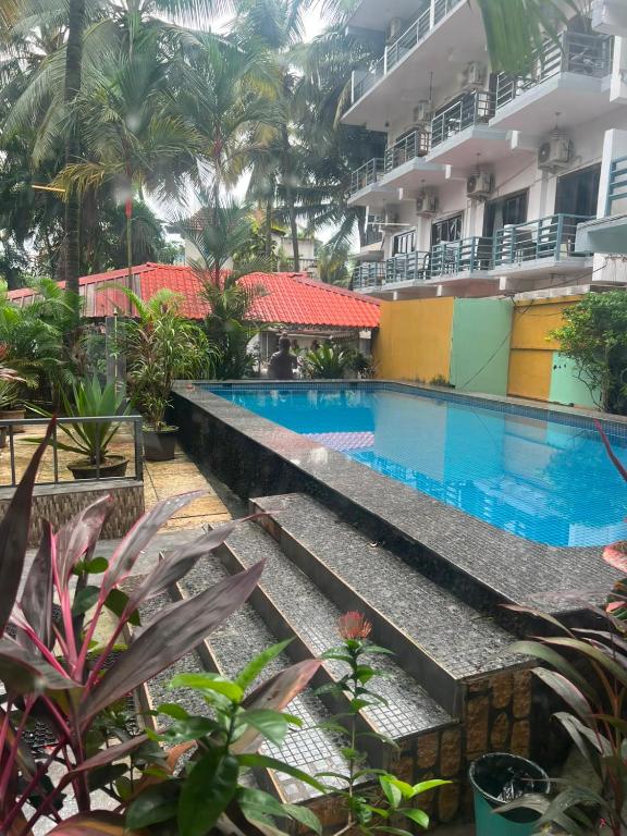 a swimming pool in the middle of a building at Da Down Resort & Hotel in Candolim