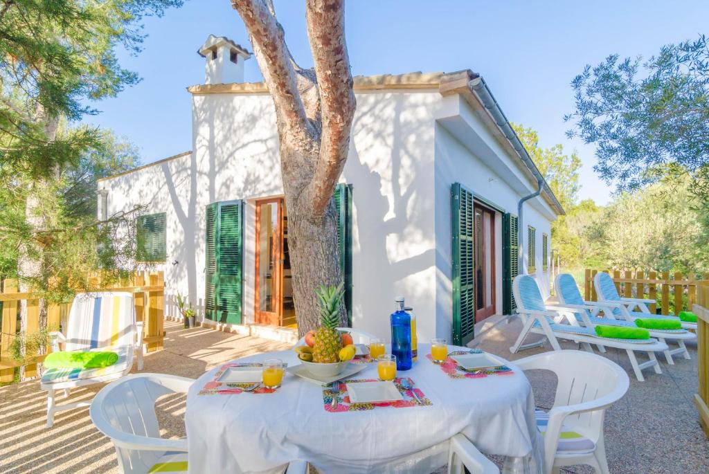 a table and chairs on the patio of a house at Es Jaç in Cala Santanyi