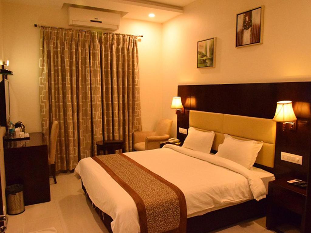 Postel nebo postele na pokoji v ubytování Hotel Sai Jashan Shirdi - Where blessings & comfort meet