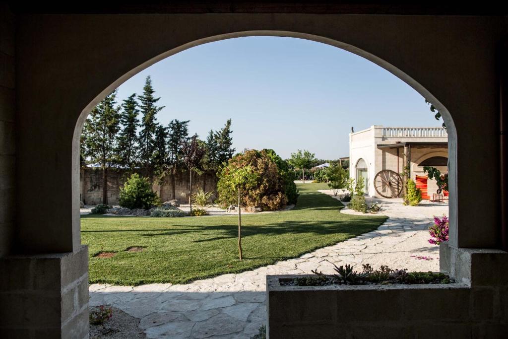 Un jardín fuera de Le Scuderie - Castello Monaci