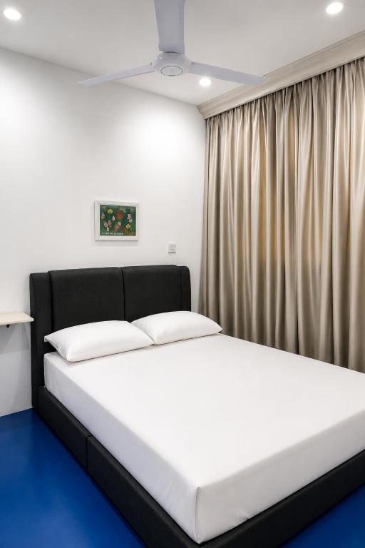 a bed in a room with a curtain at CZi BOUTIQUE HOTEL SG SIPUT in Sungai Siput