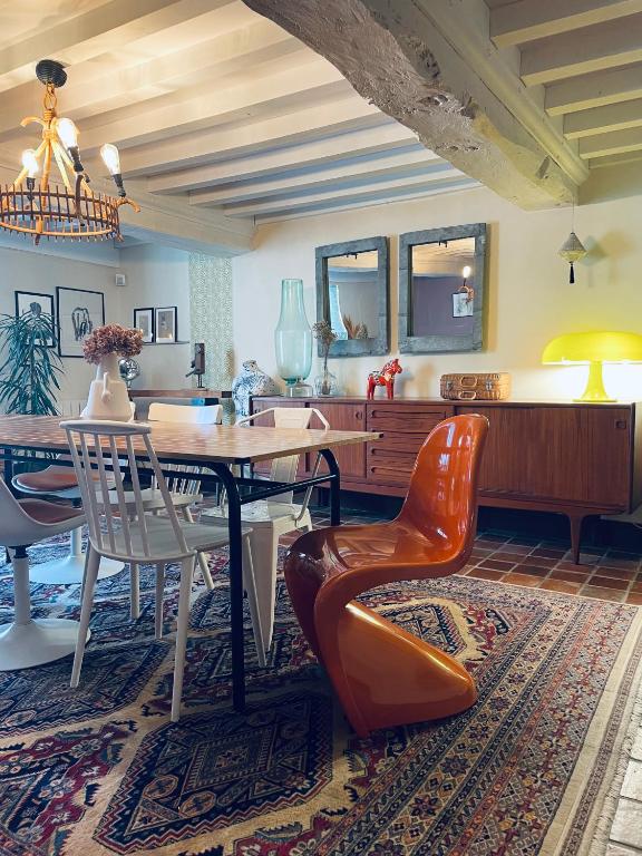 a dining room with a table and chairs at La Closerie Teranga in Bayeux