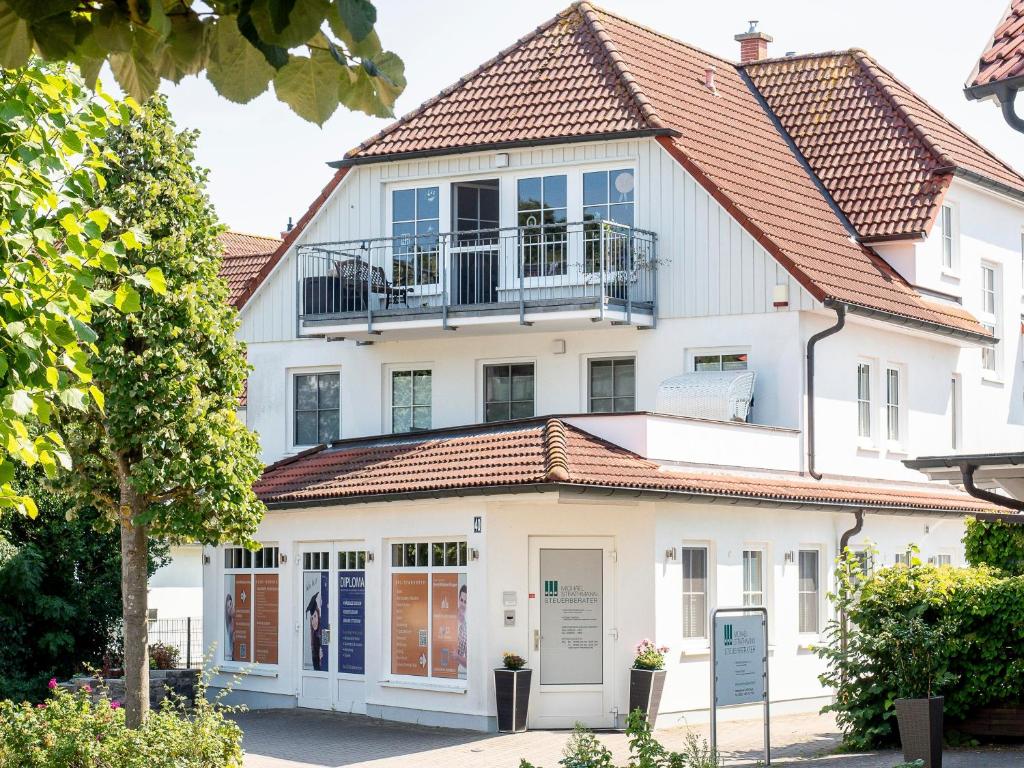 a large white house with a red roof at Gerlach in Zingst
