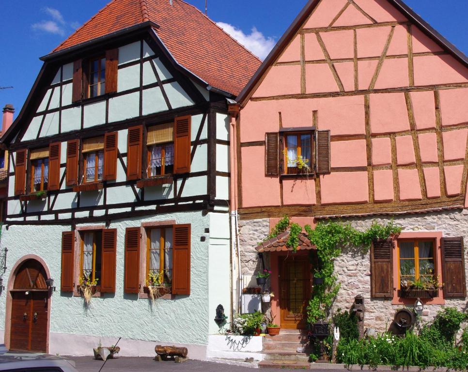 une maison ancienne et une maison à colombages dans l'établissement Gîte Meyer-Liss, à Ribeauvillé