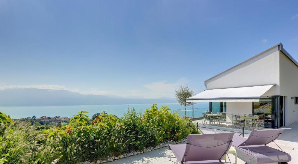 ein Haus mit Meerblick in der Unterkunft BnB Le Haut des Vignes in Lutry