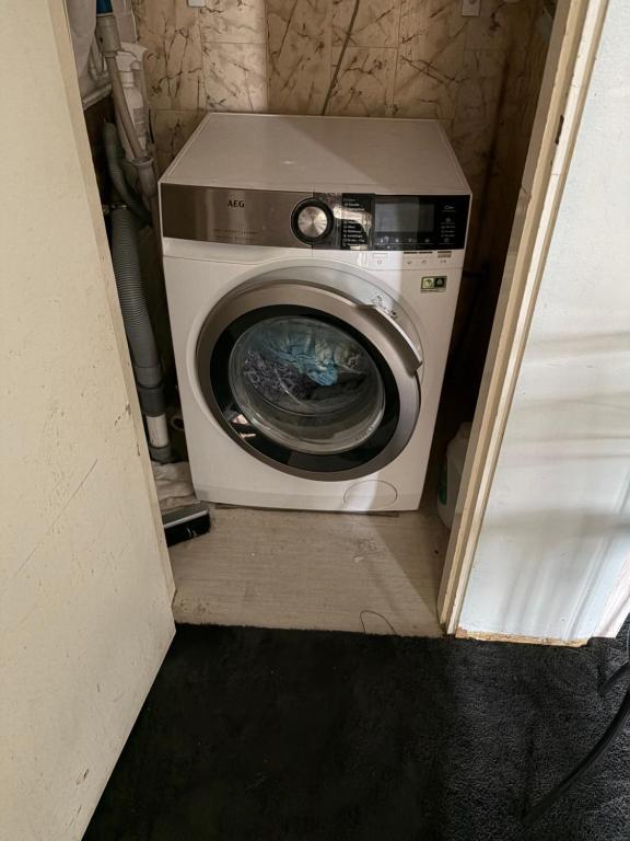 a washer and dryer in a small room at Country House Marja 