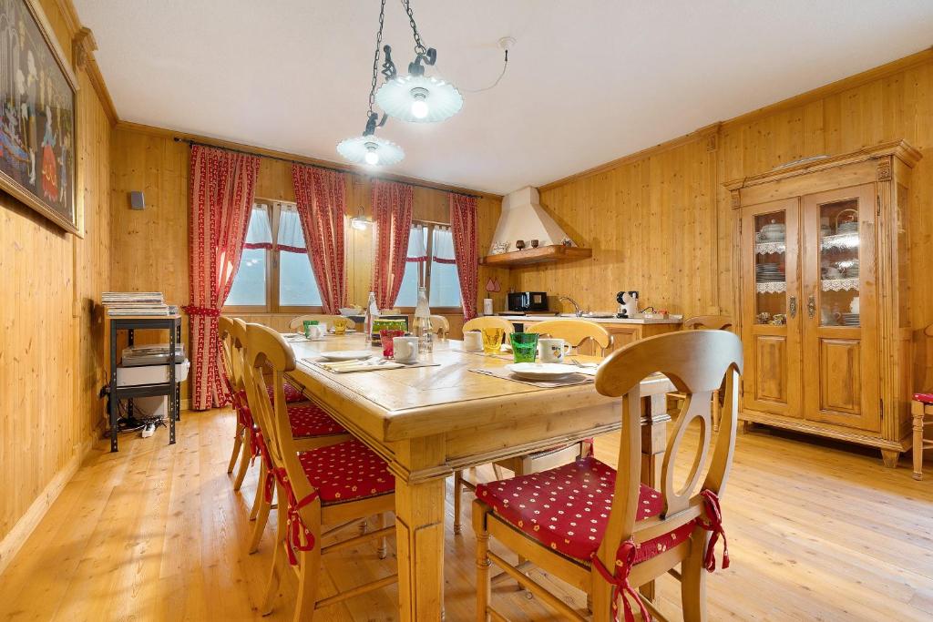 a kitchen with a large wooden table and chairs at Bnb Casa Fiore in Madice