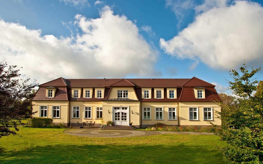 a large house with a large grassy yard at Ferienzimmer Günther Objekt 28985 in Rostock
