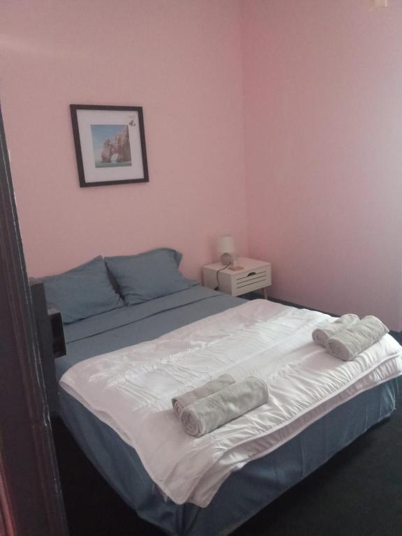 a bedroom with a bed with two towels on it at Residencial Terminal Nunxá in Entroncamento