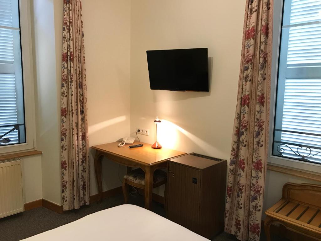 TV a/nebo společenská místnost v ubytování Hôtel du Rangen