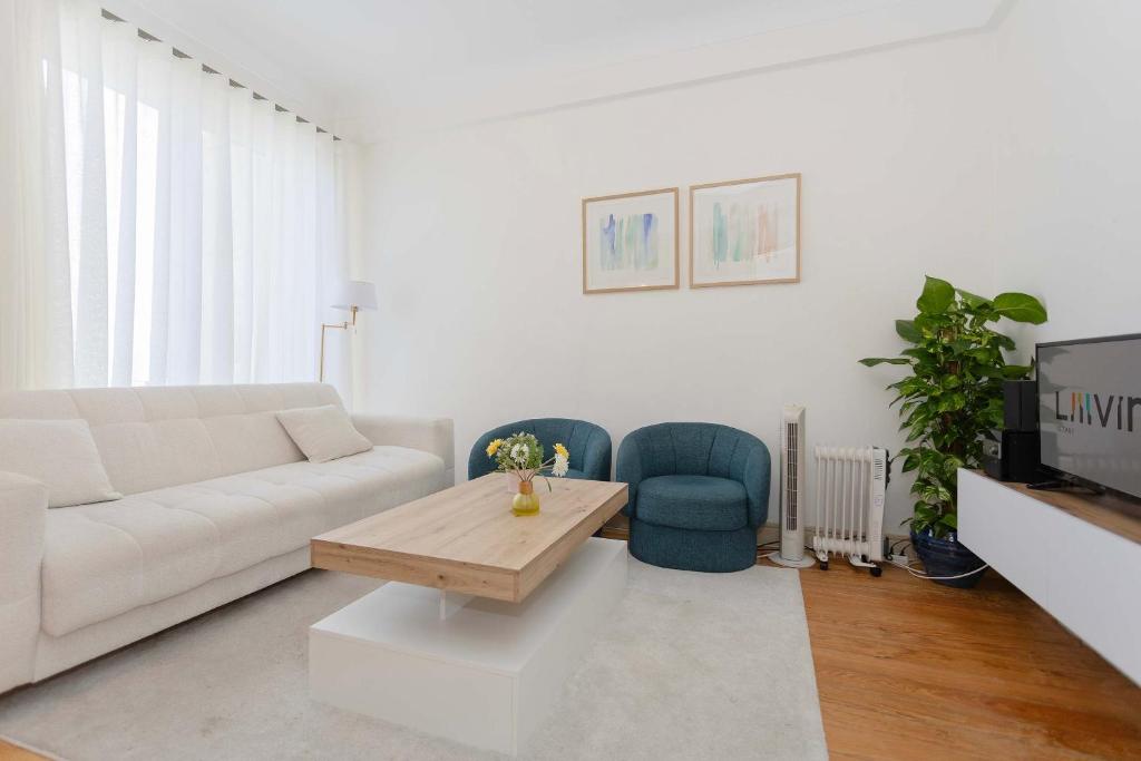 Light Spacious Apartment by Liiiving