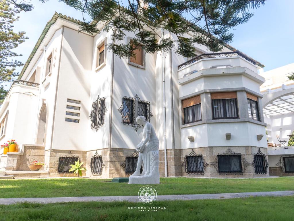 a statue of a man in front of a building at Espinho Vintage - Alojamento de Charme in Espinho