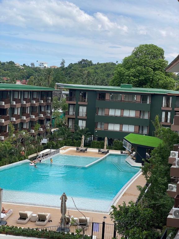 a large swimming pool in front of a building at กิตติมา อพาร์ทเม้น in Nathon Bay