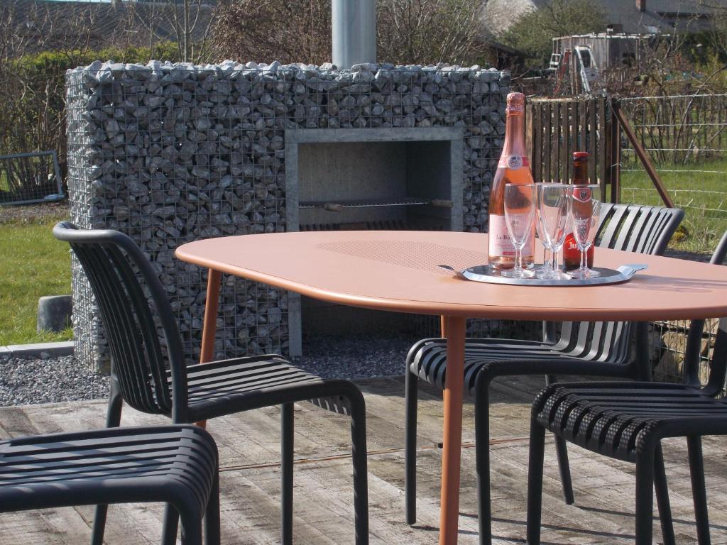 ein Tisch und Stühle mit Flaschen und Gläsern darauf in der Unterkunft adoreu in Dinant