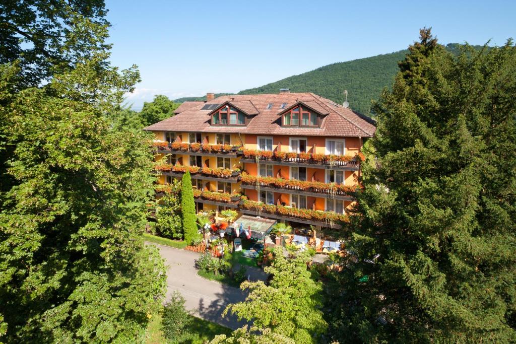una vista aérea de un hotel en las montañas en Art-Hotel am Park en Badenweiler