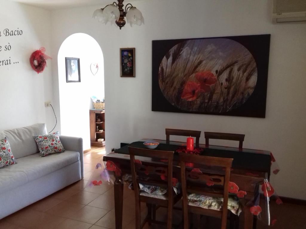 クエルチェタにあるLa Casa Di Natalinaのリビングルーム(テーブル、ソファ付)