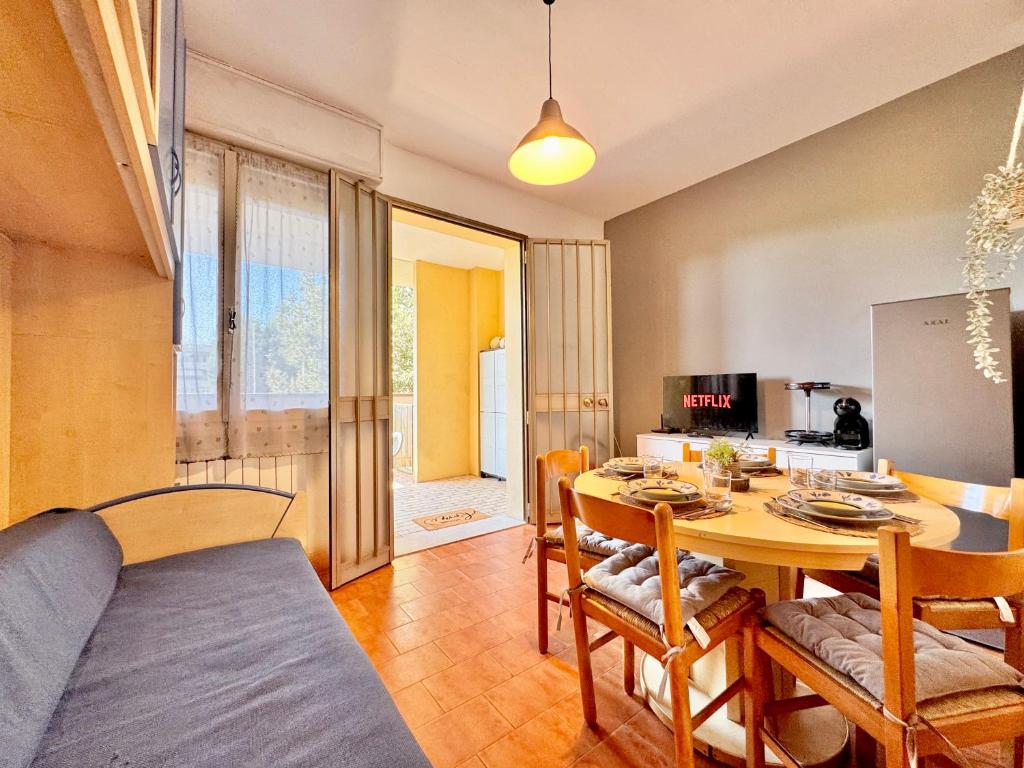 a kitchen and dining room with a table and chairs at Quarzo e Acquamarina in Lido Adriano
