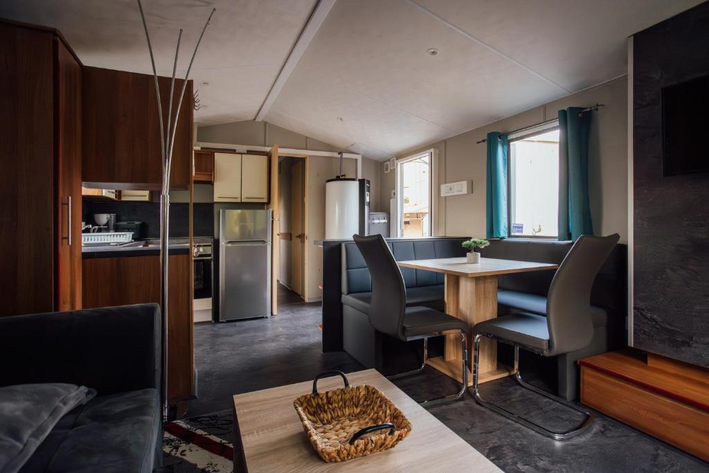 a kitchen with a table and chairs in a room at Tiny House Kleinrettbach 