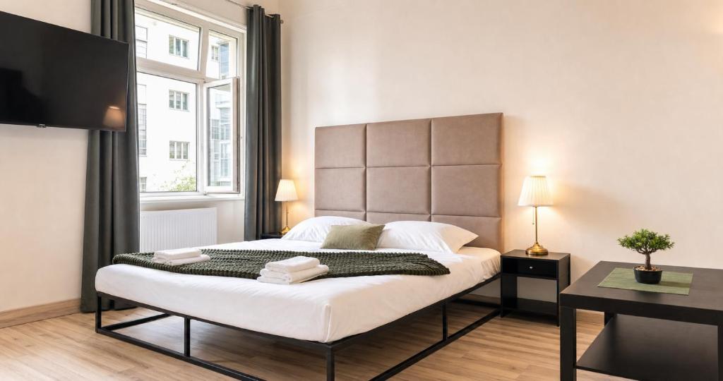 Comfy 2BR Apt Near U6 Station -Long Term Stay