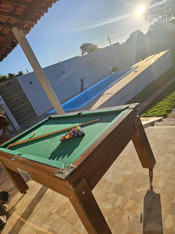 a pool table with cue balls on top of it at Chácara Recanto gramado in Tatuí