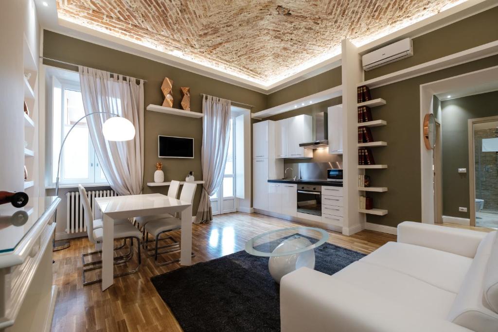 un soggiorno con divano e tavolo di Apart Hotel Torino a Torino