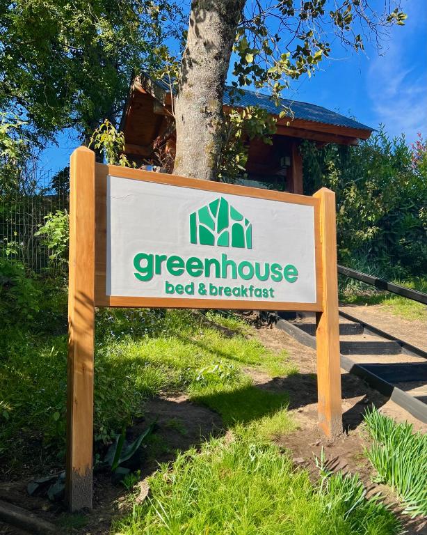 a sign for a green house bed and breakfast at Green House B & B in Villa La Angostura