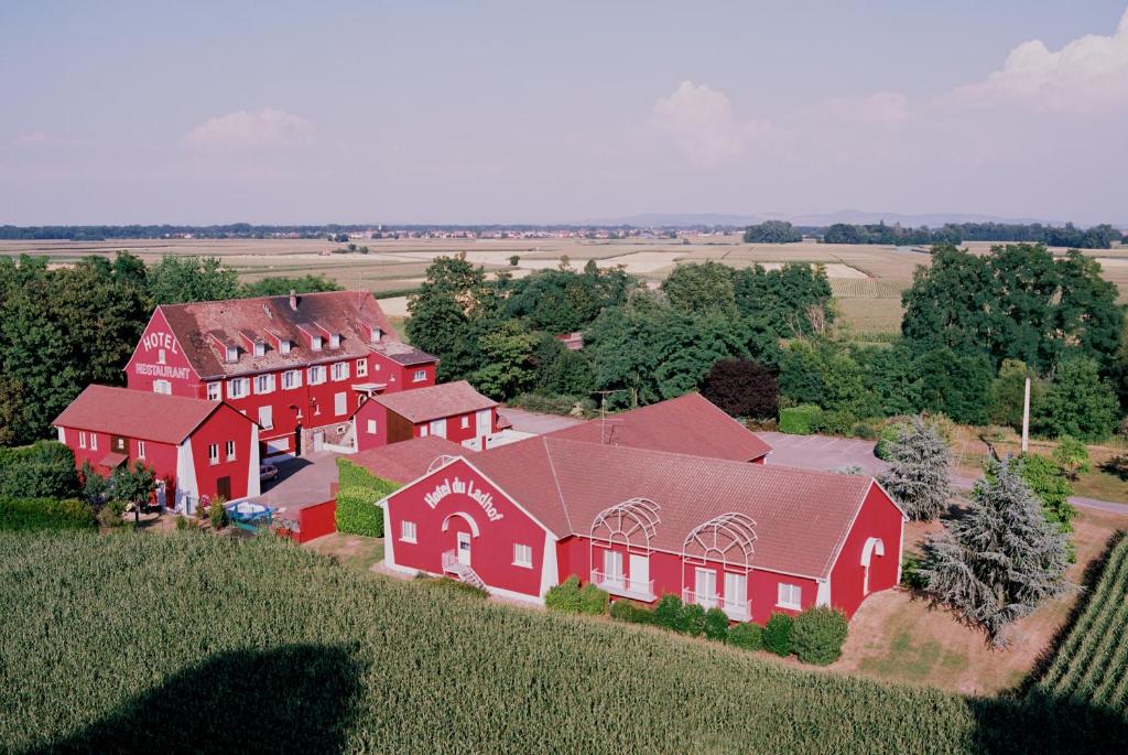 eine Luftansicht eines Betriebs mit roten Gebäuden in der Unterkunft Contact Hotel Du Ladhof in Colmar