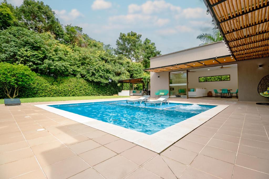 a swimming pool in the backyard of a house at Finca los Colores Villavicencio in Villavicencio