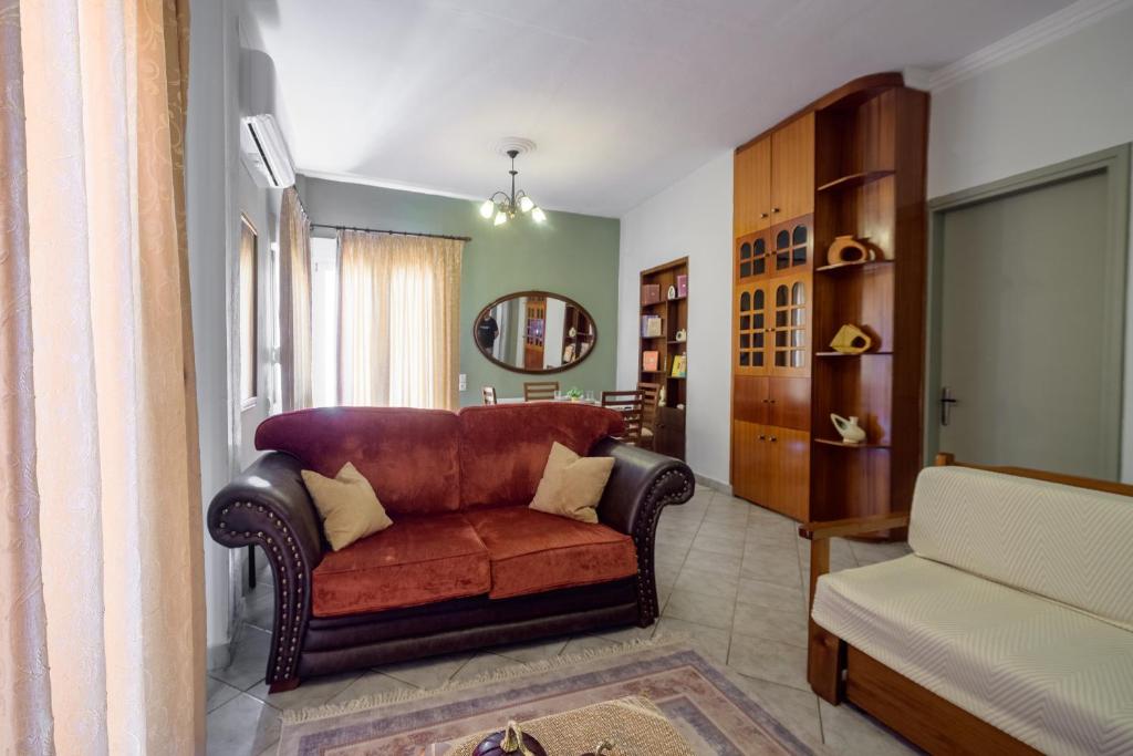 ein Wohnzimmer mit einem braunen Sofa und einem Sessel in der Unterkunft teris123 in Florina