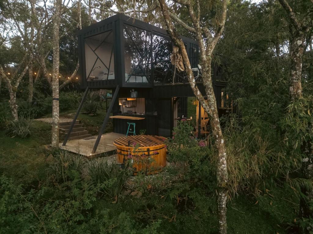 a tree house in the middle of the forest at ZIRUMA HOUSE in Santa Elena