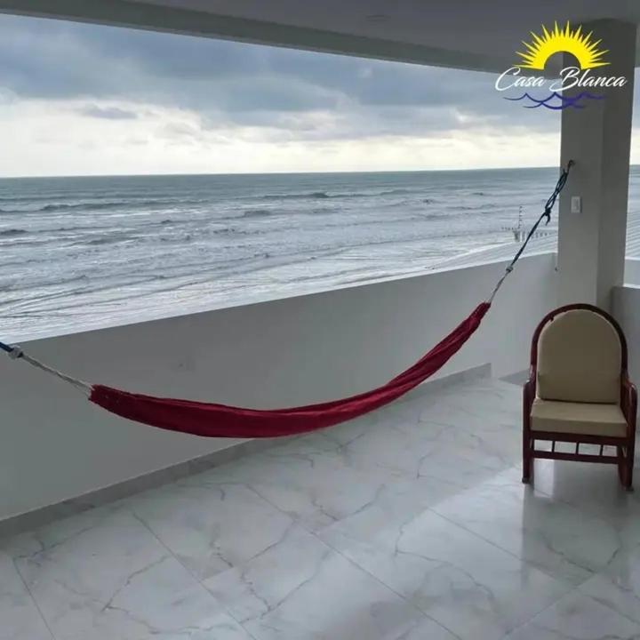 eine Hängematte in einem Zimmer mit Meerblick in der Unterkunft Via marina in Same