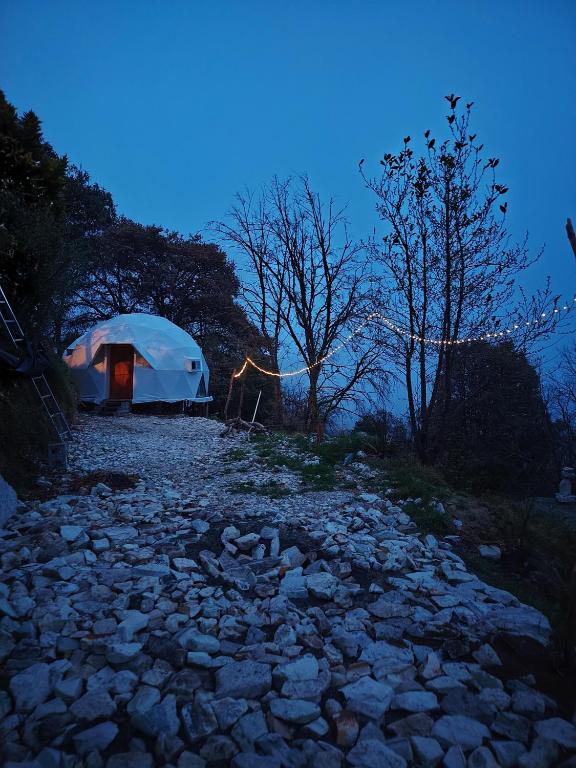 a tent on top of a rocky ground at Casa Domo Glamping Entre las Nubes in Santa Rosalía