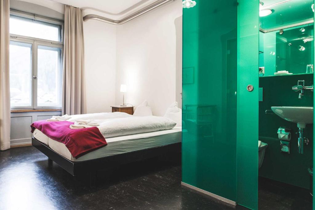 Postel nebo postele na pokoji v ubytování Kurhaus Bergün