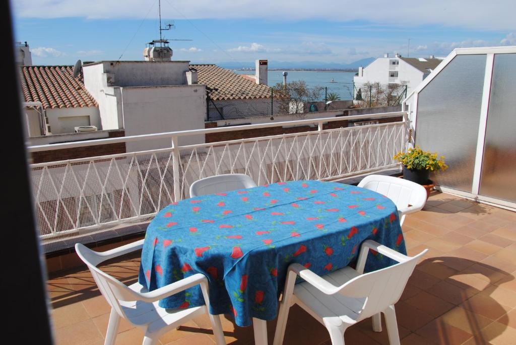 einen Tisch und Stühle auf einem Balkon mit Aussicht in der Unterkunft Apart Sylvie in Roses