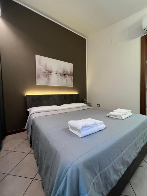 a bedroom with a bed with two towels on it at La Casetta con giardino privato vicino Cascata delle Marmore in Terni