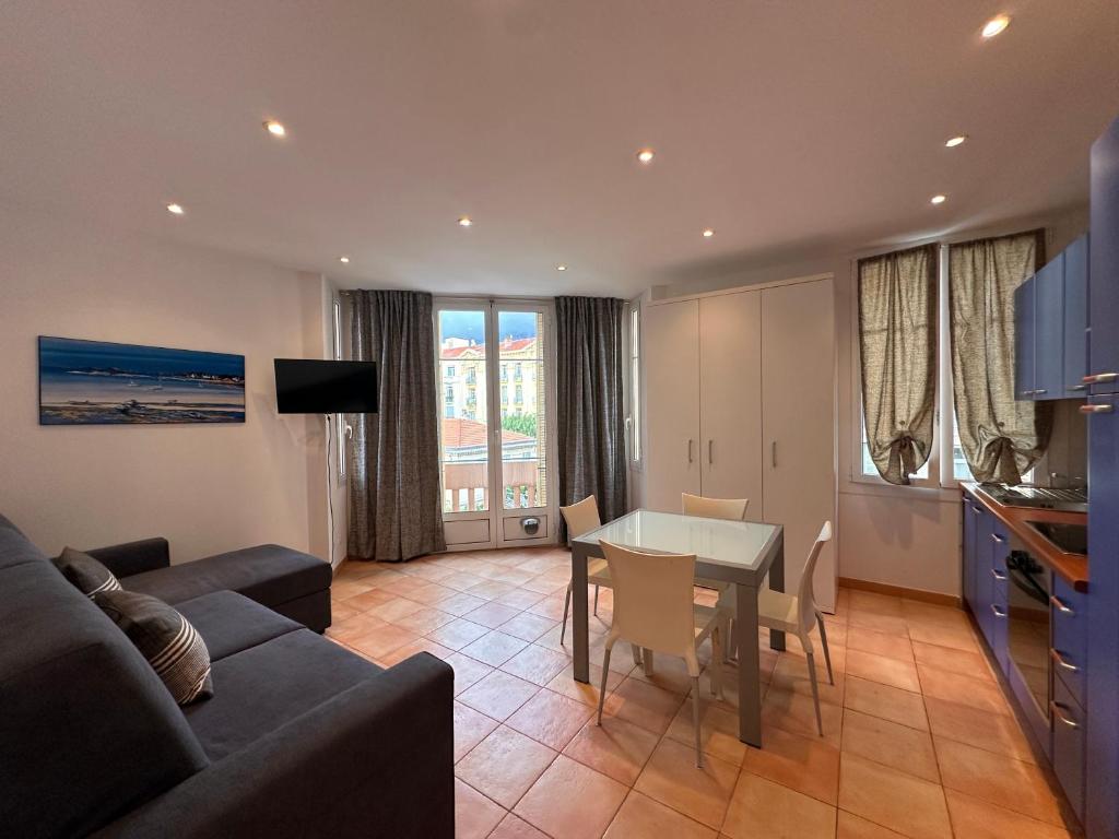 a living room with a couch and a table at HENRY BENNEt in Menton