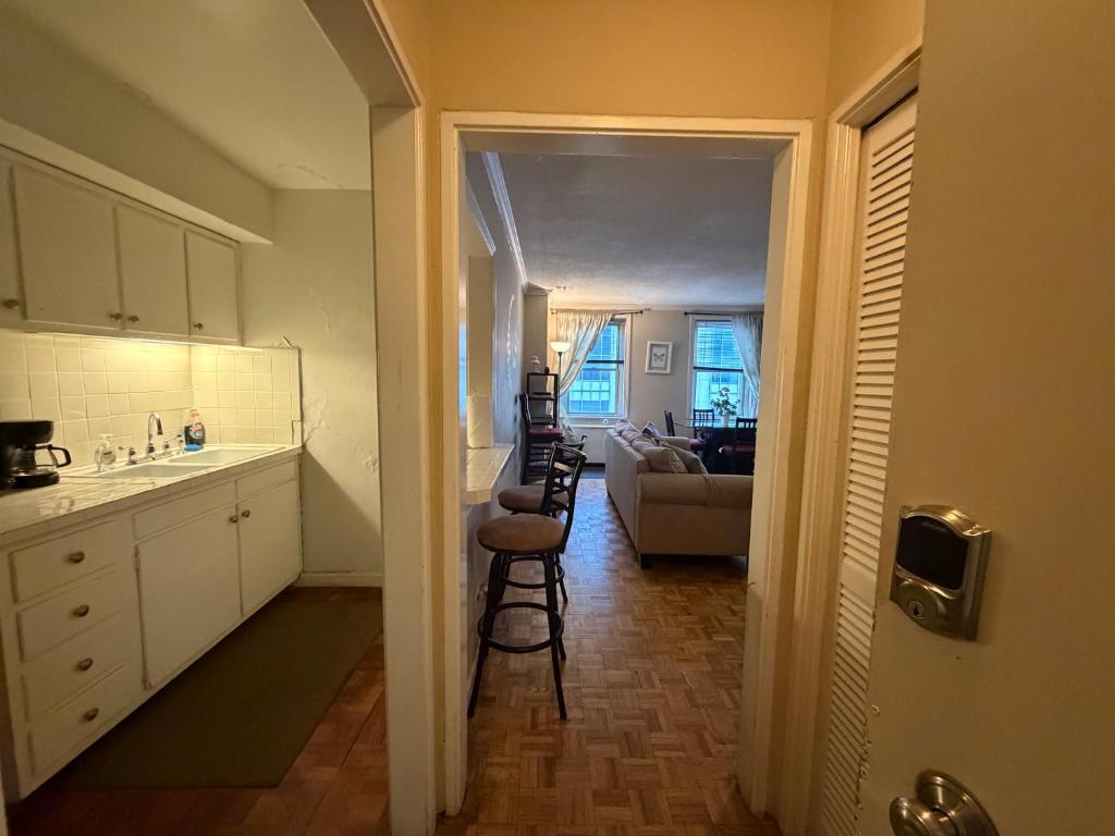Downtown 1 Bedroom Apt 20L - 