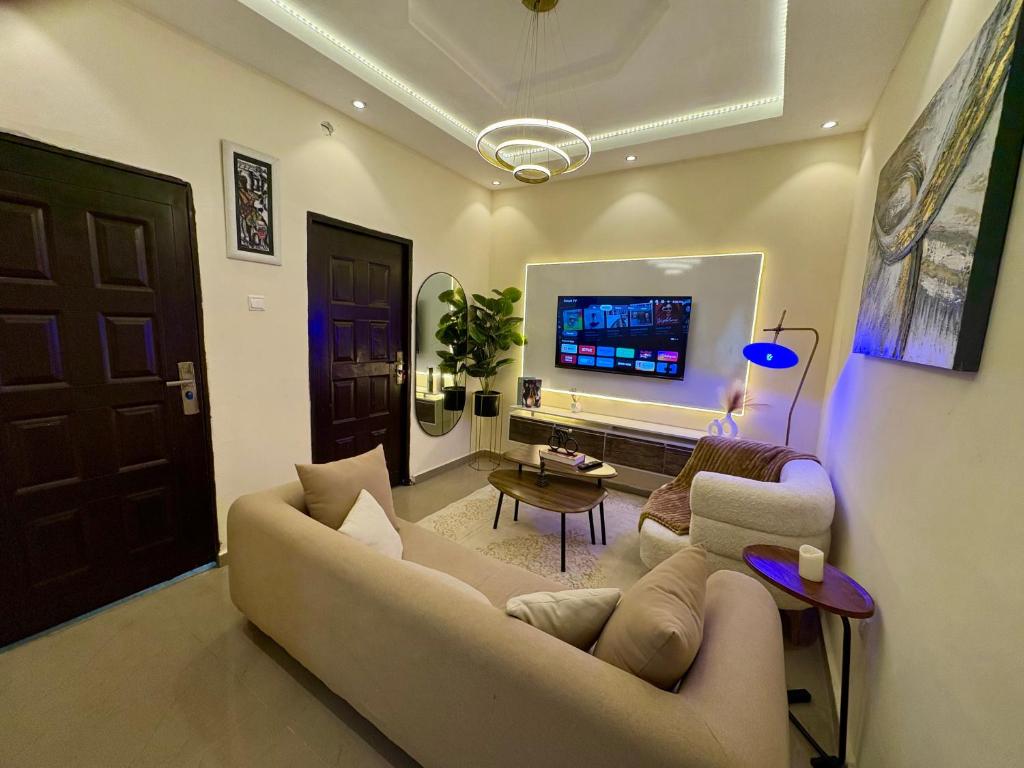 a living room with a couch and a tv at Haven 21 in Aja