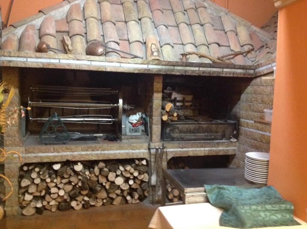 eine Küche mit einem Herd und einem Stapel Holz in der Unterkunft Albergo Ristorante Bar FEDERICO in Anagni