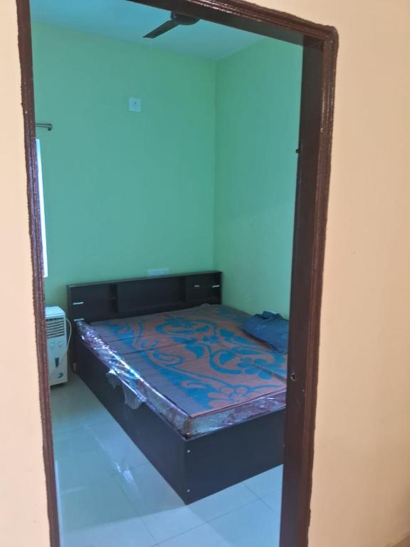 a mirror reflection of a bed in a room at Aadyasha in Pānchagān
