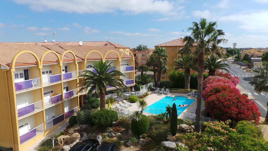 - une vue aérienne sur un hôtel et une piscine dans l'établissement Hotel Albizzia, à Valras-Plage
