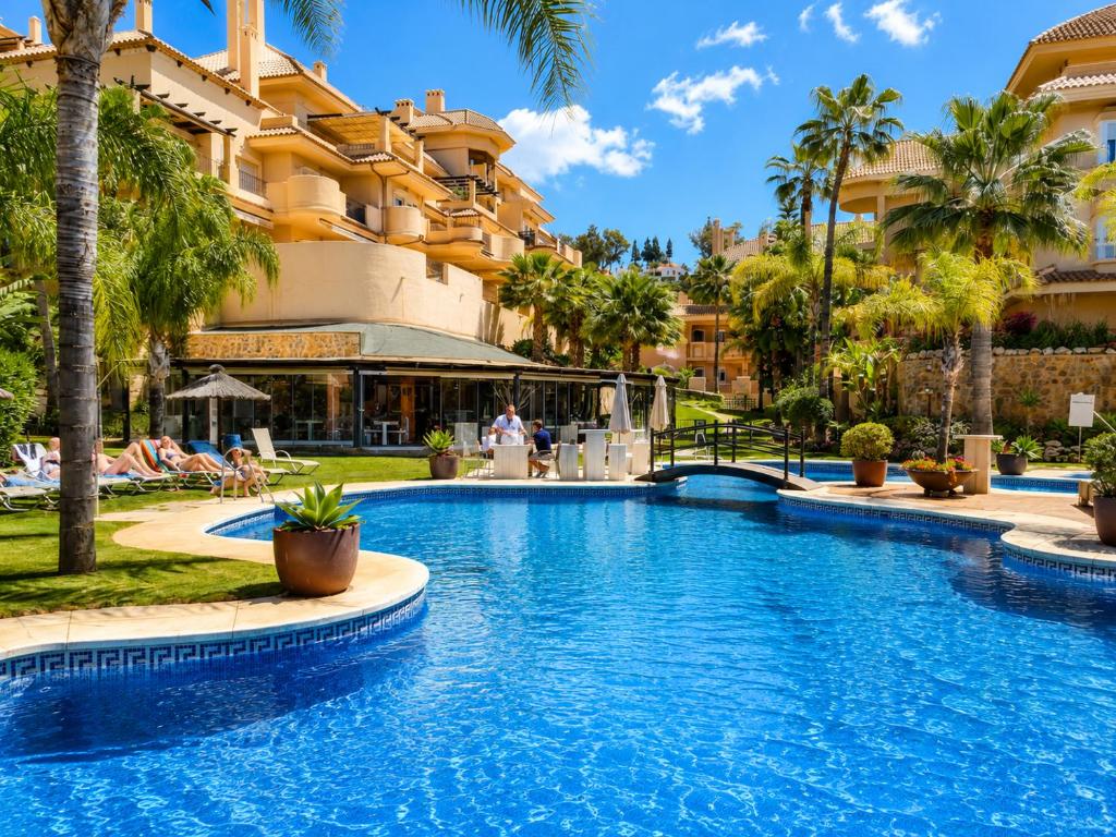 Aloha Hill Club Premium Apartment in Marbella - Pools, Restaurant, Gym, Wlan, Garage