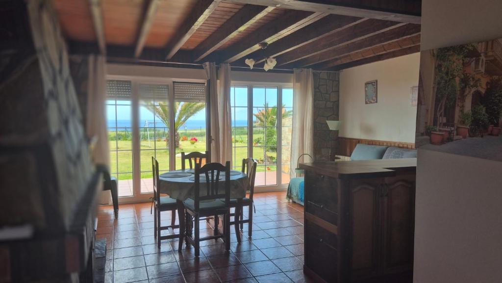 a kitchen and dining room with a table and chairs at La Morada del CABO PEÑAS Folu - Gozón - Luanco in Ferrero